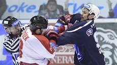 Roman Vráblík (vpravo) z Plzně v potyčce s Jiřím Ondruškem z Olomouce. Roman Vráblík (vpravo) z Plzně v potyčce s Jiřím Ondruškem z Olomouce.