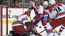 Brankář Petr Mrázek z Caroliny čelí šanci Jevgenije Kuzněcova z Washingtonu.... Brankář Petr Mrázek z Caroliny čelí šanci Jevgenije Kuzněcova z Washingtonu....