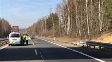 Na dálnici D6 u Nového Strašecí se převrátilo auto na střechu. (22.3.2019) Na dálnici D6 u Nového Strašecí se převrátilo auto na střechu. (22.3.2019)