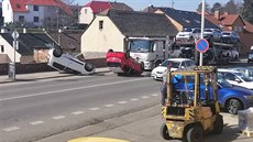 Před kamion převážející auta vjela řidička, auta z kamionu popadala. (21.3.2019) Před kamion převážející auta vjela řidička, auta z kamionu popadala. (21.3.2019)