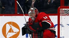 Petr Mrázek se raduje v brance Caroliny během zápasu s Pittsburghem. Petr Mrázek se raduje v brance Caroliny během zápasu s Pittsburghem.
