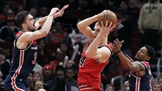 Tomáš Satoranský (vlevo) a Bradley Beal z Washingtonu brání chicagského Lauriho... Tomáš Satoranský (vlevo) a Bradley Beal z Washingtonu brání chicagského Lauriho...