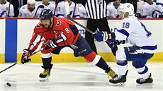 Ondřej Palát (vpravo) z Tampa Bay atakuje Alexe Ovečkina z Washingtonu. Ondřej Palát (vpravo) z Tampa Bay atakuje Alexe Ovečkina z Washingtonu.