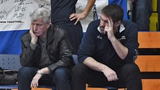 Miroslav Chrastný (vlevo) a Lukáš Houser, manažeři Děčína, během zápasu s Ústím. Miroslav Chrastný (vlevo) a Lukáš Houser, manažeři Děčína, během zápasu s Ústím.