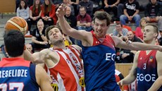 Kamil Švrdlík (vlevo) z Pardubic doskočil v souboji s Jakubem Joklem z Brna. Kamil Švrdlík (vlevo) z Pardubic doskočil v souboji s Jakubem Joklem z Brna.