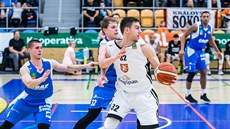 Pavol Lošonský (v bílém) z Hradce Králové se pokouší uniknout Lukáši Bažantovi... Pavol Lošonský (v bílém) z Hradce Králové se pokouší uniknout Lukáši Bažantovi...