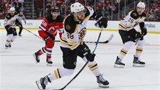 David Pastrňák z Bostonu střílí na branku New Jersey. David Pastrňák z Bostonu střílí na branku New Jersey.