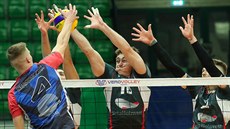 Donovan Džavoronok (vlevo) z Monzy smečuje proti Bělgorodu. Donovan Džavoronok (vlevo) z Monzy smečuje proti Bělgorodu.