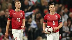 Zklamaní etí fotbalisté Vladimír Darida a Tomá Souek po jednom z...