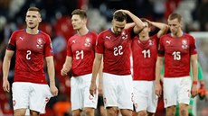 PO VÝPRASKU. etí fotbalisté opoutjí trávník ve Wembley po prohe 0:5 s...