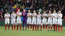 APLAUS. Čeští fotbalisté uctívají potleskem bývalého výtečného fotbalistu... APLAUS. Čeští fotbalisté uctívají potleskem bývalého výtečného fotbalistu...