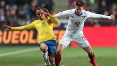 Reprezentační záložník Lukáš Masopust se pokouší udržet balon před Evertonem,... Reprezentační záložník Lukáš Masopust se pokouší udržet balon před Evertonem,...