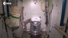 Snímek toalety na ISS z roku 2008