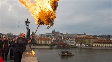Po Karlově mostě prošel průvod k přivítání jara. (24. března 2019) Po Karlově mostě prošel průvod k přivítání jara. (24. března 2019)