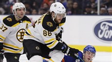 Bostonský David Pastrňák uhání s pukem i přes snahu padajícího Anthonyho... Bostonský David Pastrňák uhání s pukem i přes snahu padajícího Anthonyho...
