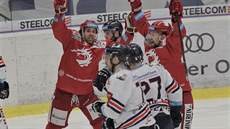 Třinečtí Ethan Werek (vlevo) a Petr Vrána se radují z gólu v síti Vítkovic. Třinečtí Ethan Werek (vlevo) a Petr Vrána se radují z gólu v síti Vítkovic.
