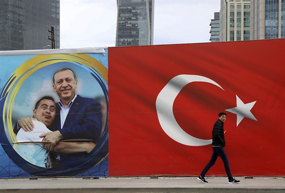 Turci hlasují v místních volbách, které jsou povaovány za test obliby...