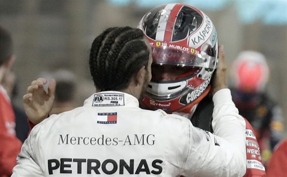 Lewis Hamilton utuje v cíli Velké ceny Bahrajnu F1 neastného soupee...