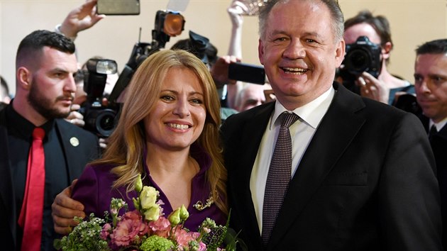 Nov zvolen slovensk prezidentce Zuzan aputov piel pogratulovat souasn prezident Andrej Kiska. (30. bezna 2019)