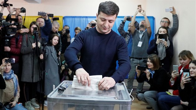 Na Ukrajin zaaly prezidentsk volby, k volebn urn zamil prezidentsk kandidt Volodymyr Zelenskyj. (31. bezna 2019)