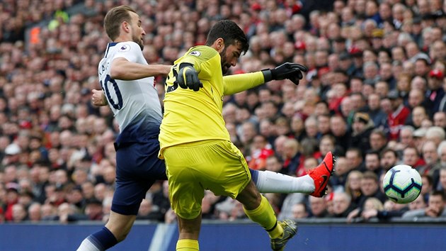 Harry Kane z Tottenhamu (vlevo) napad rozehrvku liverpoolskho branke Alissona.