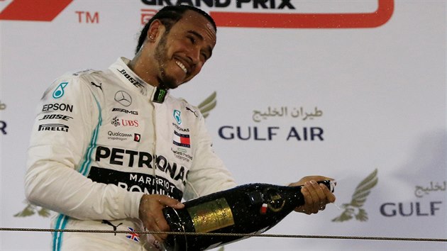 Pilot stje Mercedes Lewis Hamilton slav vtzstv ve Velk cen Bahrajnu.