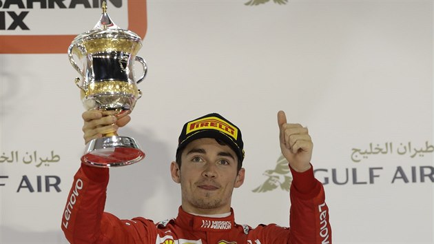 Charles Leclerc z Ferrari se raduje ze tetho msta ve Velk cen Bahrajnu.