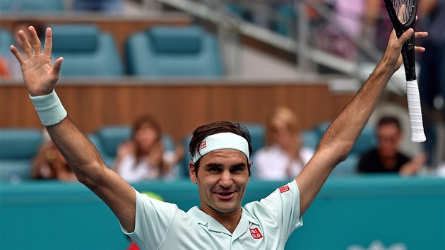 Roger Federer se raduje z vtzstv na turnaji v Miami.