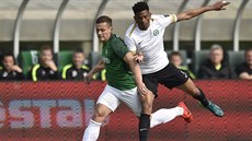 Tomáš Holeš z Jablonce (vlevo) a Oliver Juan Kingue Simon z Příbrami bojují o... Tomáš Holeš z Jablonce (vlevo) a Oliver Juan Kingue Simon z Příbrami bojují o...