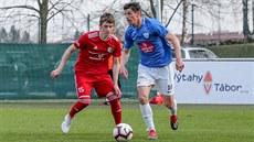 Pavel Pilík z Táborska (vpravo) se rozhlíží, komu bude adresovat přihrávku,... Pavel Pilík z Táborska (vpravo) se rozhlíží, komu bude adresovat přihrávku,...