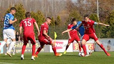 Momentka z druholigového utkání mezi fotbalisty Třince (v červeném) a Táborska Momentka z druholigového utkání mezi fotbalisty Třince (v červeném) a Táborska