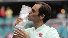 výcarský tenista Roger Federer líbá trofej pro vítze turnaje v Miami, svou...