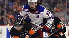 Mika Zibanejad z New Yorku Rangers (v bílém) atakuje Jakuba Voráčka z... Mika Zibanejad z New Yorku Rangers (v bílém) atakuje Jakuba Voráčka z...