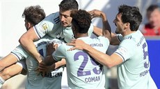 Fotbalisté Bayernu Mnichov oslavují trefu kanonýra Roberta Lewandowského. Fotbalisté Bayernu Mnichov oslavují trefu kanonýra Roberta Lewandowského.