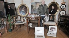Kastelán kunínského zámku Jaroslav Zezulčík s dědictvím rodu Schindlerů,... Kastelán kunínského zámku Jaroslav Zezulčík s dědictvím rodu Schindlerů,...