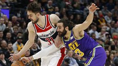 Ricky Rubio (3) z Utahu a Tomáš Satoranský (31) z Washingtonu v souboji o míč. Ricky Rubio (3) z Utahu a Tomáš Satoranský (31) z Washingtonu v souboji o míč.