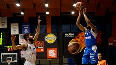 Michal Mareš (vlevo) z USK Praha brání Justuse Alleyna z Ostravy. Michal Mareš (vlevo) z USK Praha brání Justuse Alleyna z Ostravy.