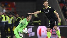 MUŽ ZÁPASU. Liberecký brankář Filip Nguyen během utkání na Slavii přijímá... MUŽ ZÁPASU. Liberecký brankář Filip Nguyen během utkání na Slavii přijímá...
