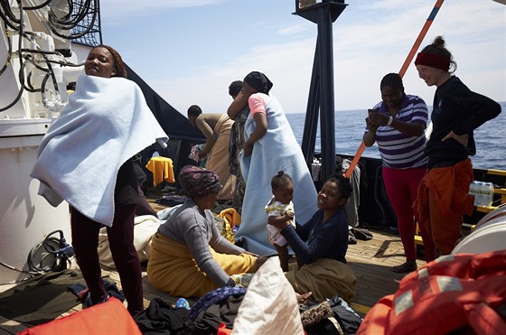 Zachránní migranti na lodi nmecké humanitární organizace Sea-Watch (3. 4....