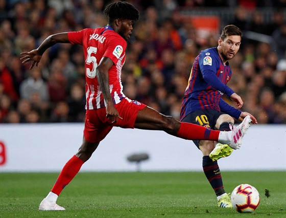 Lionel Messi, hvzda Barcelona, se snaí v utkání proti Atlétiku Madrid...