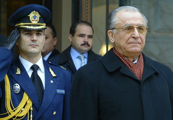 Rumunský exprezident Ion Iliescu na archivním snímku (21. prosince 2004)