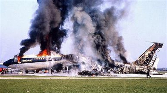 Letoun Boeing 707 spolenosti BOAC imatrikulace G-ARWE v plamenech na letiti...