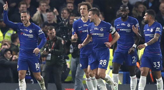 Eden Hazard (vlevo) z Chelsea se raduje se spoluhrái z gólu v zápase s West...