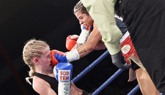 eská boxerka Fabiana Bytyqi (vlevo) a María Soledad Vargasová z Mexika.