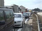 Provoz na D1 u Jihlavy zastavily popadané stromy, tvořily se kolony.