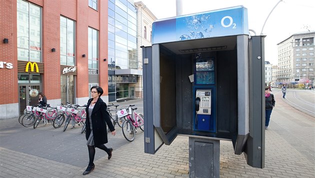 V kraji zůstává 195 veřejných telefonních automatů. Mobilní operátor je ale... V kraji zůstává 195 veřejných telefonních automatů. Mobilní operátor je ale...