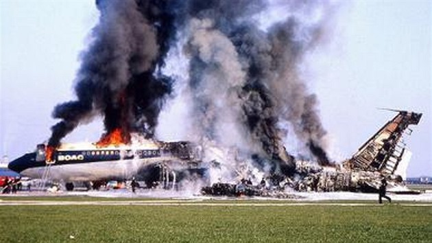 Letoun Boeing 707 společnosti BOAC imatrikulace G-ARWE v plamenech na letišti... Letoun Boeing 707 společnosti BOAC imatrikulace G-ARWE v plamenech na letišti...