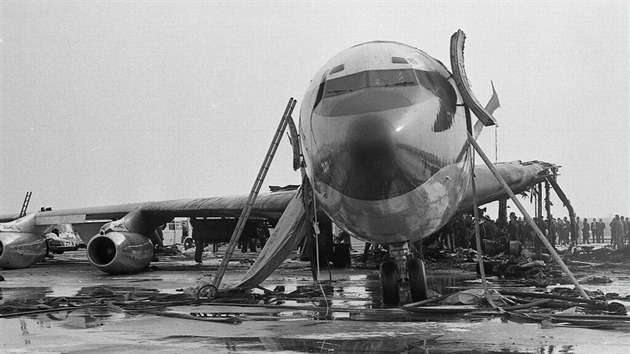 Pohled na kokpit, patrný je splasklý skluz. Boeing 707 společnosti BOAC... Pohled na kokpit, patrný je splasklý skluz. Boeing 707 společnosti BOAC...