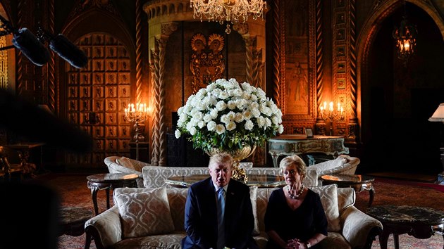 Prezident Trump v resortu Mar-A-Lago pi pten tiskov konferenci kvli rezignaci Lindy McMahonov na post editelky Sprvy malch podnik. Nsledujc den byla v rezortu zadrena anka s USB diskem obsahujcm kodliv software (29. bezna 2019)