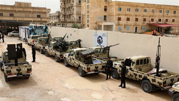 Vozidla, kter se libyjskm provldnm ozbrojenm slokm podailo ukoistit od jednotek Haftarovy Libyjsk nrodn armdy pot, co odrazili jejich ofenzvu u msta Zavja (5. dubna. 2019)
